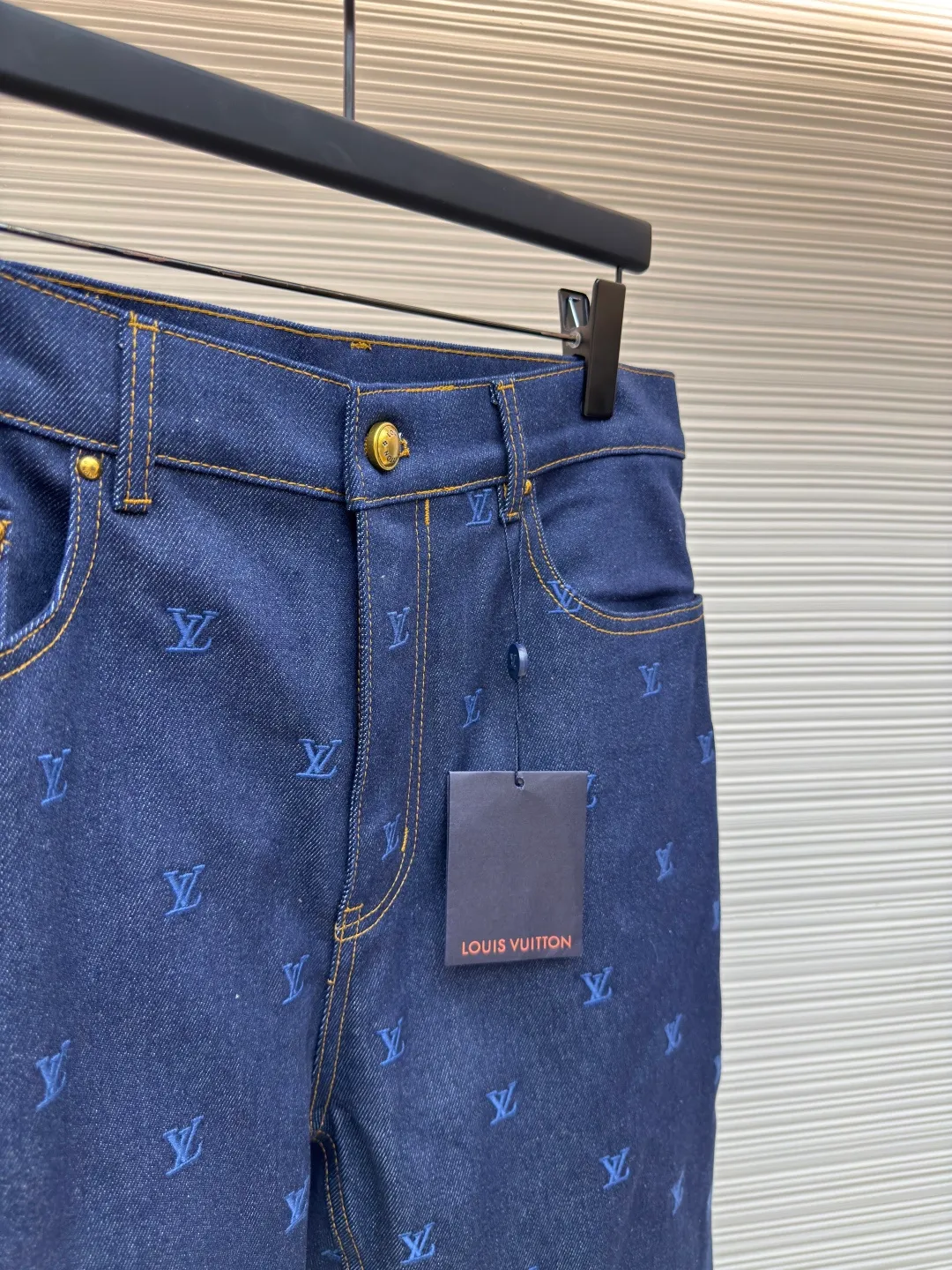 LOUIS VUITTON embroidered logo jeans ●Authentic product: purchased and developed by 15939 ●Item number: 1680014-B60 ●Fabric: denim fabric ●Technology: embroidery production ●Version: fitted version ●Weight: about 1145 grams ●Size: 30-32-34-36 ●Description: The fabric is made of 430g denim fabric, which feels breathable and comfortable after washing. Every detail is customized by YB, with matching patterns, custom hardware buttons, and leather tags that are highly restored, comparable to the original ones. It can be matched with the same style to create a fashionable look, and can be used in various occasions. Customized accessories, complete with three standards, same style for men and women!